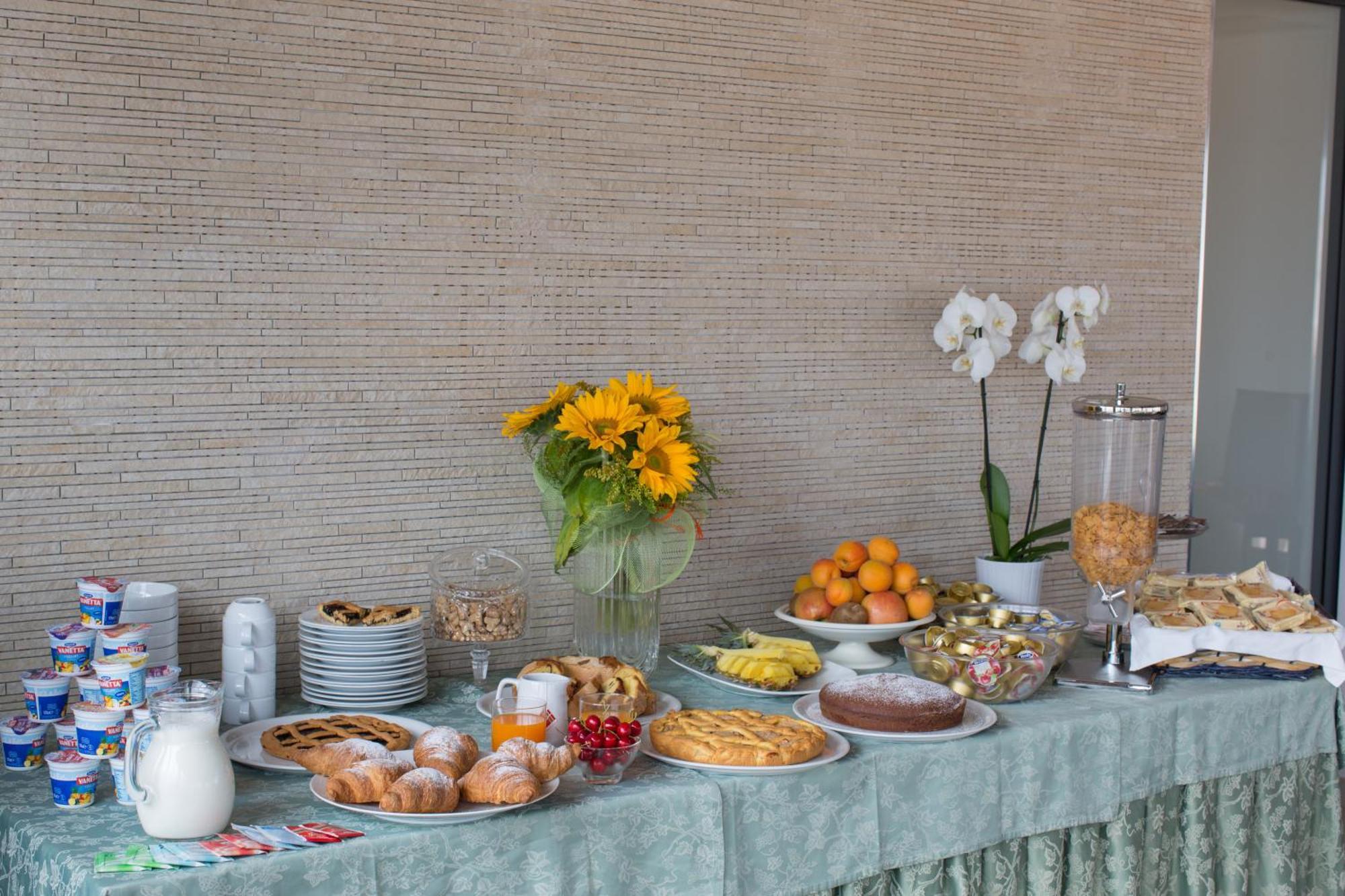 Ristorante Hotel Lucia - 100 Mt Dal Mare Giulianova Exteriér fotografie